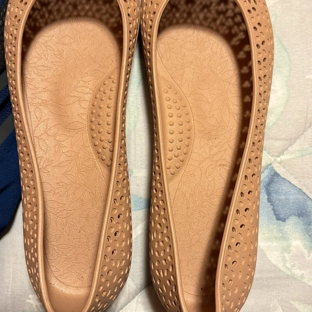 Tan flats with a fun pattern, never worn - Picture 3 of 3